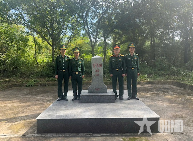 Bộ CHQS tỉnh Đắk Lắk động viên Đồn Biên phòng Sê Rê Pốk giúp dân chống lũ